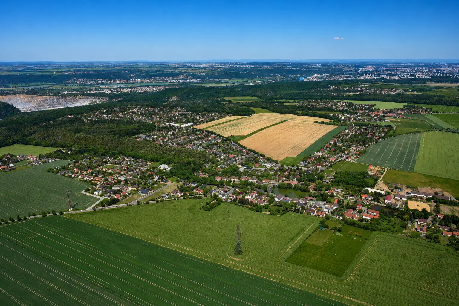 Letecký pohled na obec Ohrobec